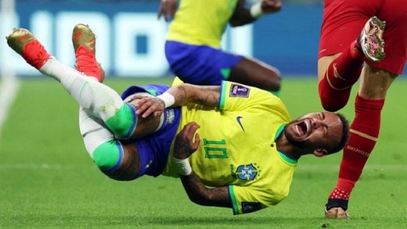 Cầu thủ Neymar gặp chấn thương nặng có thể do không tập luyện đầy đủ trước thi đấu
